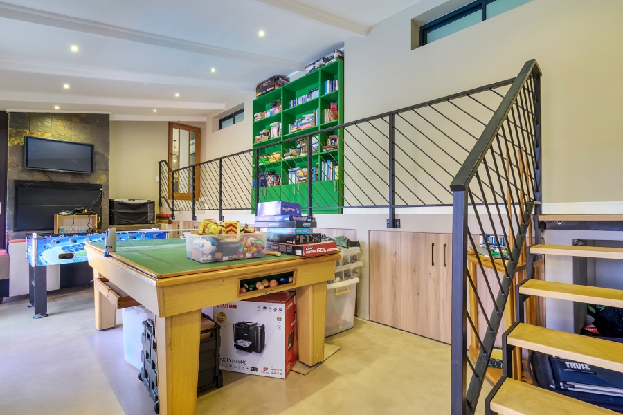 6 Bedroom Property for Sale in Kenridge Heights Western Cape